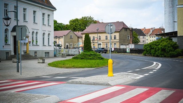 Przebudowę przeszły dwa przejścia przez jezdnię. Chodzi o ulicę Portową, gdzie pojawiła się wysepka, a także rejon przy Bramie Młyńskiej, tam zebra jest teraz krótsza, dzięki czemu przechodnie szybciej mogą ją pokonać.