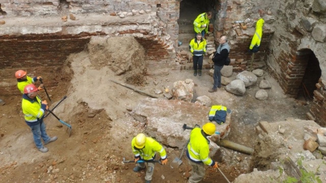 Trwa zabezpieczanie ruin XIII wiecznego zamku w Dobrej w powiecie łobeskim. Prace wykonuje firma z Torunia.