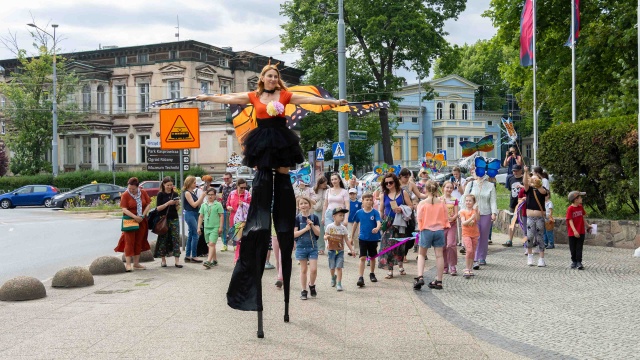 Sąsiedzkie spotkanie w bramie, z kolorowymi owadami w roli głównej. Przy ulicy Monte Cassino 33 w Szczecinie trwa akcja Motyle w brzuchu.