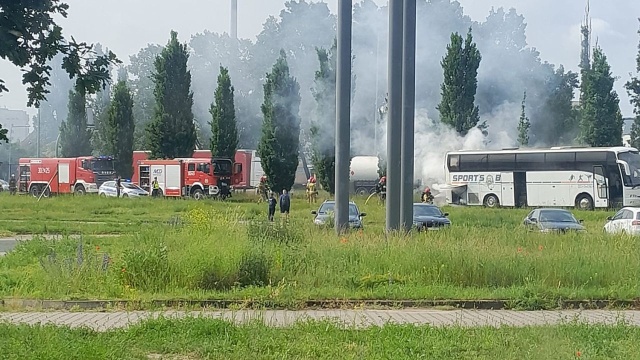 W rejonie ulicy Hangarowej w Szczecinie zapalił się autokar. W pojeździe przewożone były dzieci.