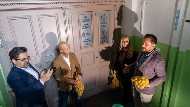 Sławomir Nitras przyczynił się do zwycięstwa Karola Nawrockiego - twierdzą szczecińscy radni Prawa i Sprawiedliwości. Politycy w ramach happeningu zanieśli do szczecińskiego biura ministra sportu i turystyki trzy worki ziemniaków.