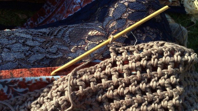 Będzie można dziergać i pomagać jednocześnie - Światowy Dzień Dziergania w szczecińskich Ogrodach Śródmieście to spotkanie dla wszystkich, którzy kochają rękodzieło dla doświadczonych twórców i dla tych, którzy chcieliby spróbować swoich sił albo po prostu przyjrzeć się pracy innych.