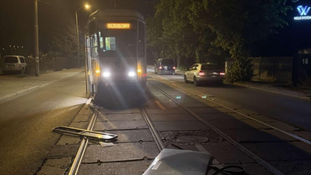 Szczecińska policja szuka nastolatków, którzy wybili szybę w tramwaju numer 6. Szkodę zauważyła motornicza podczas obchodu drugiego wagonu na pętli Golęcin.