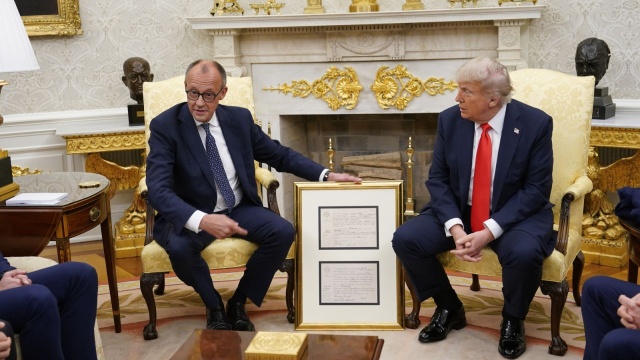 Kiedy zobaczę moment, w którym nie damy rady zawrzeć układu, a wojna rosyjsko-ukraińska się nie zatrzyma, to będę bardzo, bardzo twardy - zapowiedział w czwartek prezydent USA Donald Trump, pytany o to, kiedy zrealizuje groźby nałożenia sankcji na Rosję. Tego dnia wizytę w Waszyngtonie składa kanclerz Niemiec Friedrich Merz.