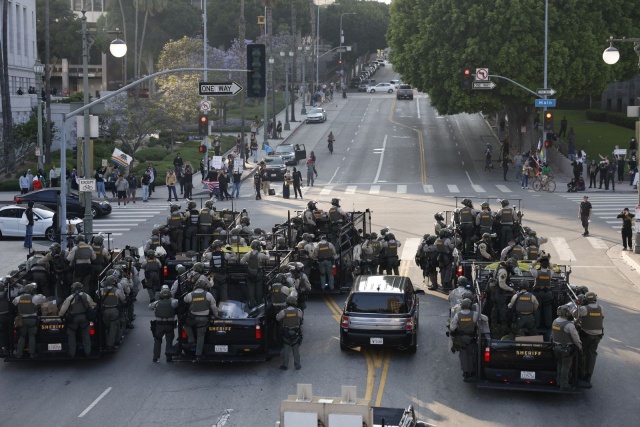 Departament Obrony USA nakazał 700 żołnierzom piechoty morskiej dołączenie do oddziałów Gwardii Narodowej zgromadzonych w Los Angeles.