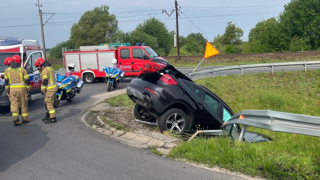 18-latek za kierownicą BMW zjechał z drogi i zawisł na skarpie.