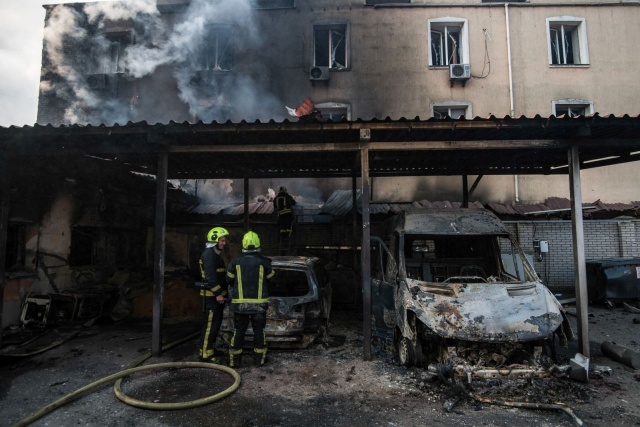 Według ukraińskich władz, nocny powietrzny atak na Kijów był jednym z największych od początku wojny. W jego wyniku w różnym stopniu ucierpiały budynki w siedmiu dzielnicach miasta.
