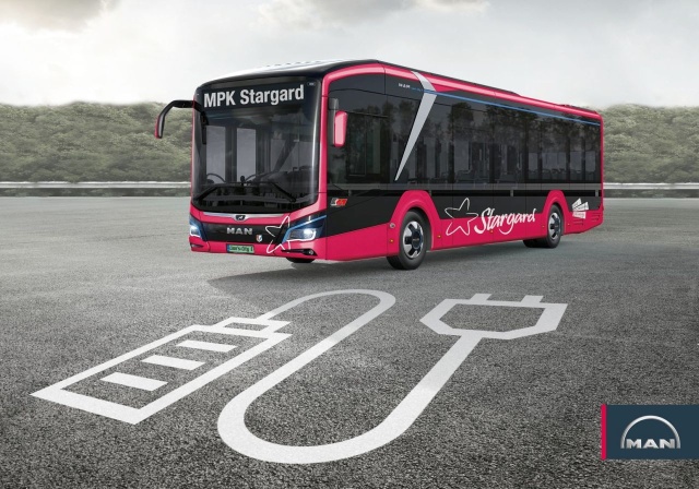 Dziewięć elektrycznych autobusów trafi do Stargardu. Władze miasta podpisały umowę na dostawę dwóch przegubowych Solarisów i siedmiu krótszych MANów.