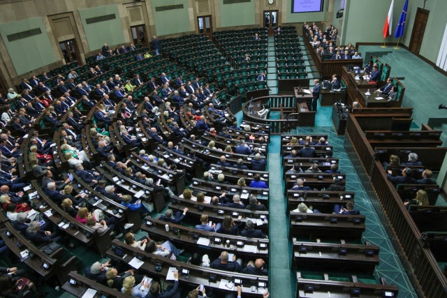 Premier Donald Tusk zwrócił się do Sejmu o udzielenie wotum zaufania rządowi. W expose przyznał, że koalicję rządzącą czeka trudne dwa i pół roku.