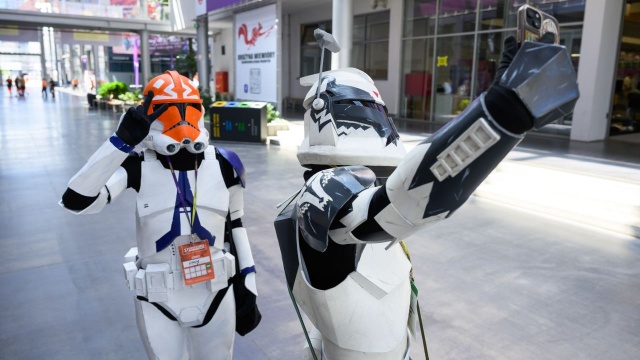 Festiwal Pyrkon w Poznaniu zaczął się na dobre. Wydarzenie przyciąga do stolicy Wielkopolski dziesiątki tysięcy fanów fantastyki, którzy przebierają się w stroje swoich ulubionych postaci z książek, filmów czy gier.