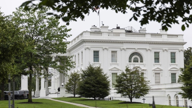 Donald Trump rozważa przyłączenie się do izraelskiego ataku na Iran. Prezydent wezwał we we wtorek Teheran do bezwarunkowej kapitulacji. Zagroził także zabiciem duchowego przywódcy Iranu.