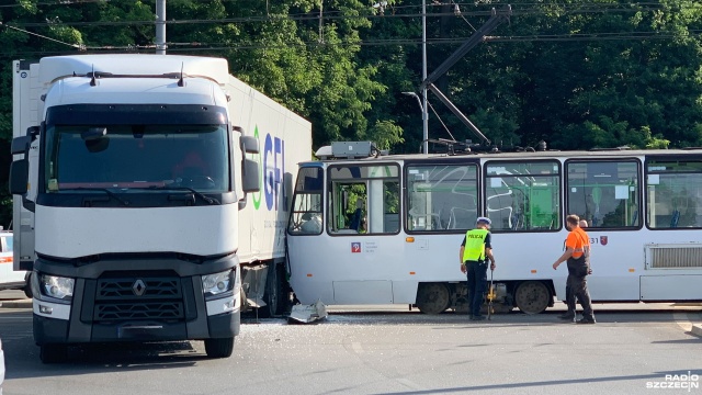 Dwie osoby trafiły do szpitala po wypadku na rondzie Olszewskiego w Szczecinie.