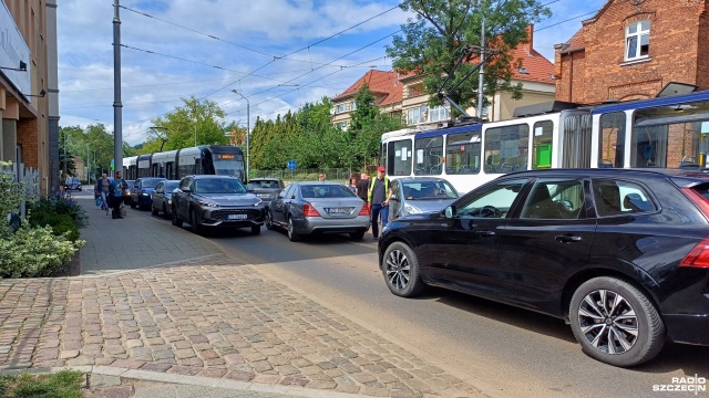 Zderzenie samochodu z tramwajem przy ulicy Arkońskiej w Szczecinie.