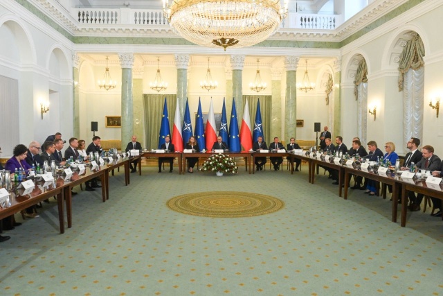 Politycy pozytywnie oceniają przebieg posiedzenia Rady Bezpieczeństwa Narodowego i jego ustalenia. Głównym tematem były sprawy międzynarodowe w kontekście zbliżającego się szczytu NATO i priorytety, z jakimi prezydent oraz ministrowie udadzą się do Hagi.