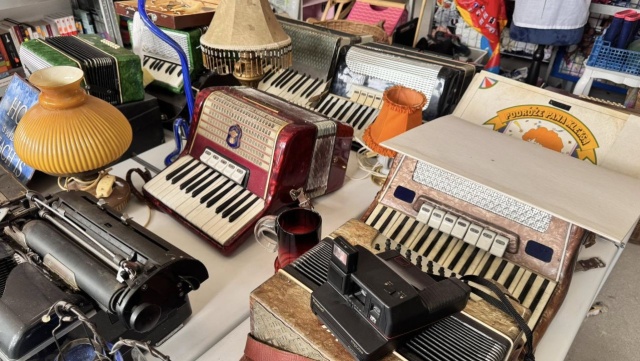 Sporo mebli, instrumenty muzyczne, a nawet duża trampolina. Między innymi takie skarby będą czekać na osoby, które odwiedzą w środę ekoport przy ul. Arkońskiej.