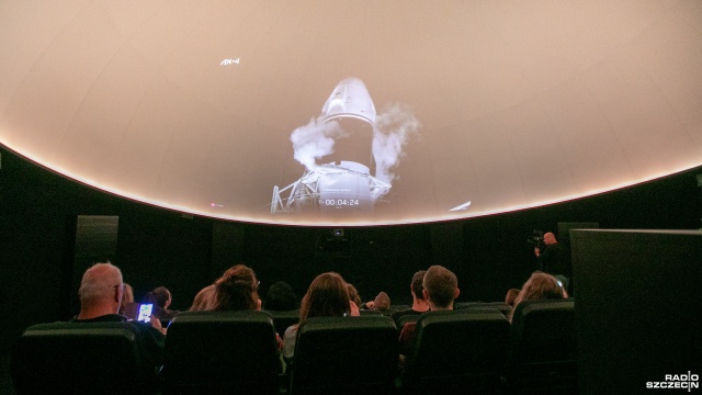 Duma, radość i ważny moment dla Polski - tak lot misji Axiom 4, na Międzynarodową Stację Kosmiczną, komentowali obserwujący start rakiety Falcon 9 w szczecińskim planetarium Morskiego Centrum Nauki.
