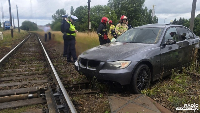 BMW wypadło z drogi, wjechało na nasyp kolejowy i zatrzymało się na torowisku.
