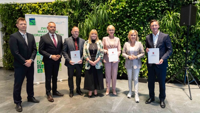 Środki na małą retencję popłynęły do gmin dorzecza Parsęty w Zachodniopomorskiem. Chodzi o odtworzenie zbiorników wodnych, rewitalizację starych i utworzenie nowych. Ma to pomóc ratować przed suszą i zalaniami. Samorządowcy ze Związku Miast i Gmin regionu podpisali umowy w tej sprawie.