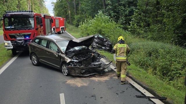 Dwie osoby poszkodowane w wypadku między jeziorem Głębokie a Wołczkowem.