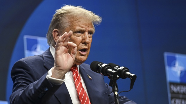 Donald Trump zadowolony z ustaleń szczytu NATO w Hadze. Podczas konferencji prasowej prezydent USA chwalił kraje sojuszu za deklarację zwiększenia wydatków obronnych. Zadeklarował tez przywiązanie do artykułu 5. NATO.