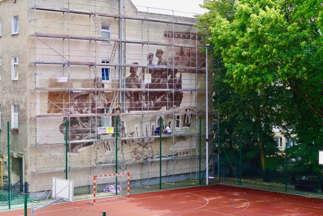 Zdobywcy klasztoru na Monte Cassino uwiecznieni na muralu. Malunek powstał przy IX LO w Szczecinie, które nosi imię Bohaterów Monte Cassino. Autorem jest Piotr Pauk.