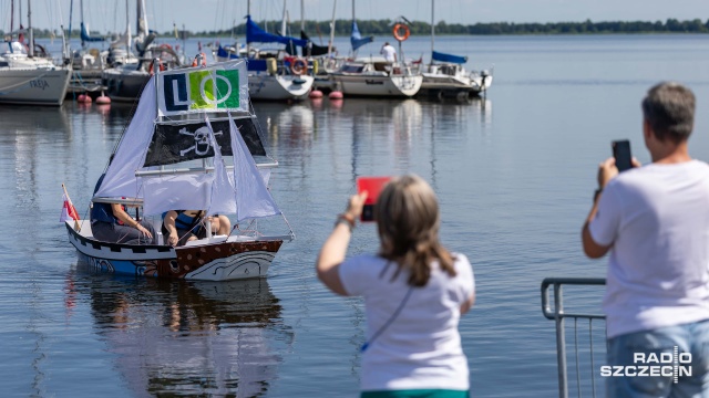 Łódka Dorsz, czyli Drewnopochodny Obiekt Rozwijający Szkolne Zainteresowania zwodowany na jeziorze Dąbie.
