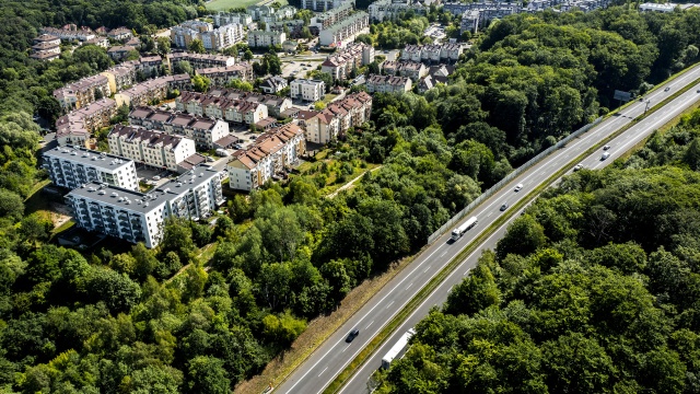 Na tym osiedlu nie wypoczniemy z książką na balkonie. Mieszkańcy ulicy Akwarelowej na szczecińskim prawobrzeżu skarżą się na hałas dobiegający z autostrady A6, która biegnie tuż pod ich oknami.