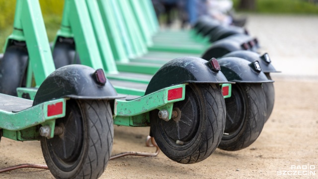Będą szerokie konsultacje na temat zmian w przepisach dotyczących bezpieczeństwa rowerzystów i użytkowników hulajnóg. Zapowiedział je minister infrastruktury Dariusz Klimczak.