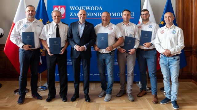 Prawie pół miliona złotych dla zachodniopomorskich ratowników. Umowy na dofinansowanie podpisał wojewoda zachodniopomorski.