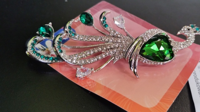 Trzy tysiące sztuk niebezpiecznej dla zdrowia biżuterii w przesyłce z Chin. Zatrzymali ją funkcjonariusze służby celno-skarbowej ze Szczecina.