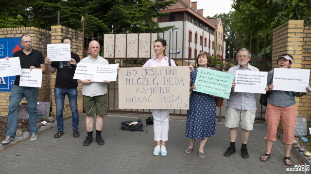 Sprzeciwiają się decyzji Episkopatu Polski. Przed budynkiem szczecińskiej kurii wierni protestowali przeciwko odsunięciu arcybiskupa Wojciecha Polaka od tworzenia Komisji ekspertów do spraw wykorzystywania seksualnego małoletnich.