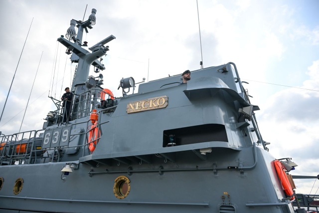 Trałowiec ORP Necko rozpoczął działalność Polskiego Kontyngentu Wojskowego NOTEĆ. Tym samym marynarze weszli w skład Sił Reagowania NATO.