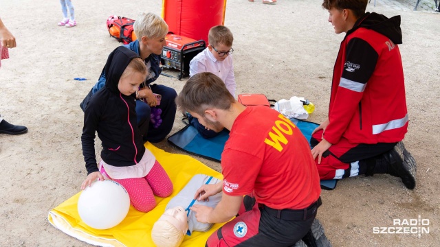 Pierwszej pomocy warto się uczyć od najmłodszych lat - przekonywali uczestnicy festynu Bezpieczna droga do lata.