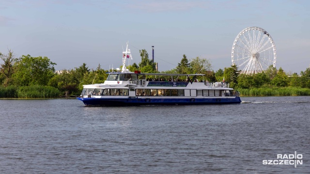Pierwsi pasażerowie wodnego tramwaju są już na pokładzie i płyną w kierunku Nowego Warpna i Świnoujścia. Szlak wiedzie przez Zalew Szczeciński.