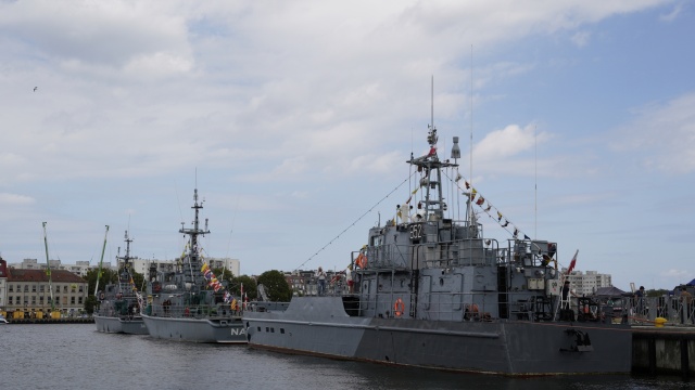 Atrakcji nie brakuje i na wodzie i lądzie - główne wydarzenia odbywają się w porcie wojennym, gdzie można brać udział w koncertach, ale też zwiedzać wojskowe okręty.