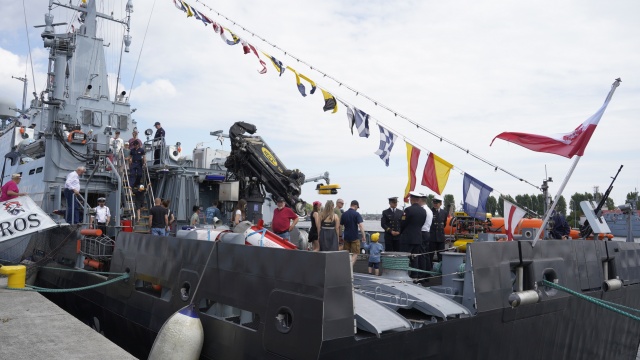 Rakiety, roboty do zadań specjalnych i wiele innego sprzętu wojskowego, który na co dzień jest niedostępny - to wszystko na terenie portu wojennego w Świnoujściu, gdzie trwa żołnierski piknik połączony z koncertami.