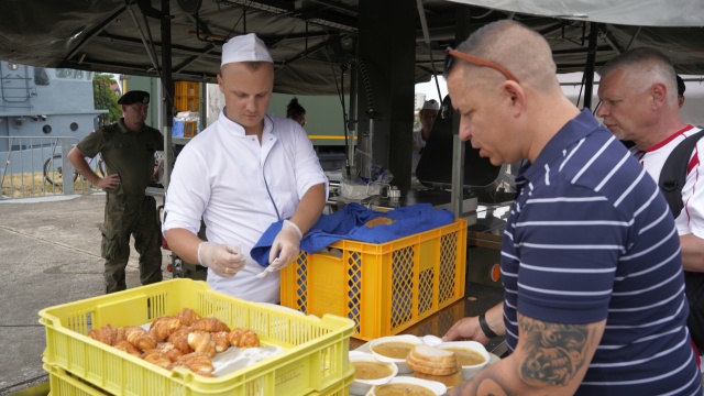 Chleb wypiekany w polowej piekarni i wojskowa grochówka to kolejne atrakcje żołnierskiego pikniku, który odbywa się przy okazji świnoujskich Dni Morza.