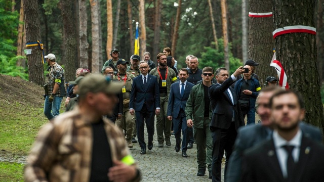 Prezydent Andrzej Duda kończąc w sobotę pożegnalną wizytę w Ukrainie w roli szefa państwa, złożył hołd ofiarom zbrodni katyńskiej, pogrzebanym na Polskim Cmentarzu Wojennym w Bykowni pod Kijowem.