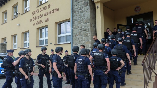 Podczas odprawy sztabu operacji poszukiwawczej w Starej Wsi przeanalizowano dotychczasowe działania służb i wyznaczono kierunki dalszych poszukiwań - informuje Polska Policja. Odprawa służb odbyła się w związku z poszukiwaniami 57-letniego Tadeusza Dudy, który zastrzelił swoją córkę i zięcia, a także ranił teściową.