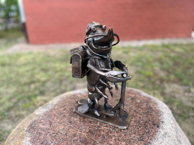 Wrocław ma krasnale, Kołobrzeg - mewy, a Moryń - raczki. Pierwsza figurka stanęła w miejscowości.