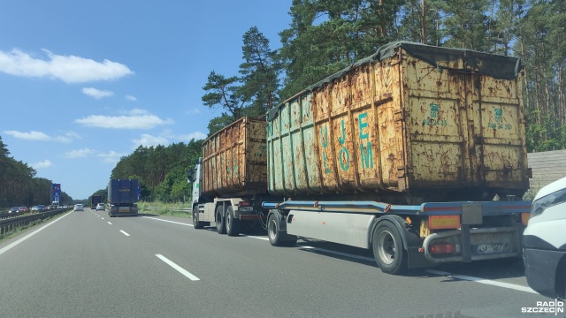 Poważne utrudnienia na S3 w kierunku Szczecina - w ciężarówce wystrzeliła opona. Do zdarzenia doszło zaraz za zjazdem z chociwelki.