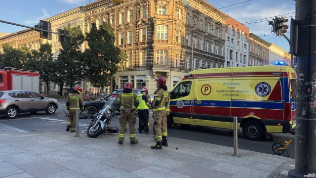 Jedna osoba poszkodowana w wypadku w centrum Szczecina. Na skrzyżowaniu ulic Krzywoustego i Bogusława osobówka zderzyła się z motocyklem.