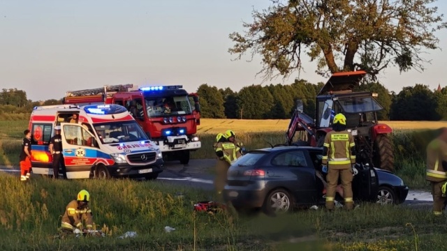 Samochód osobowy zderzył się z ciągnikiem rolniczym na drodze powiatowej niedaleko miejscowości Kinice w gminie Nowogródek Pomorski, w powiecie myśliborskim.