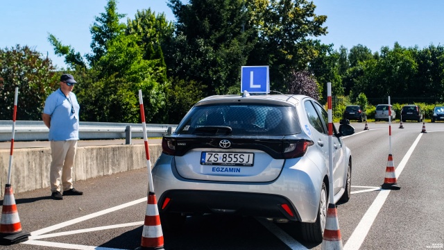 Nie można jednoznacznie określić, czy będzie trudniej, ale na pewno wpłynie to na poprawę bezpieczeństwa - tak o zmianach w egzaminie na prawo jazdy mówią egzaminatorzy z Wojewódzkiego Ośrodka Ruchu Drogowego w Szczecinie.