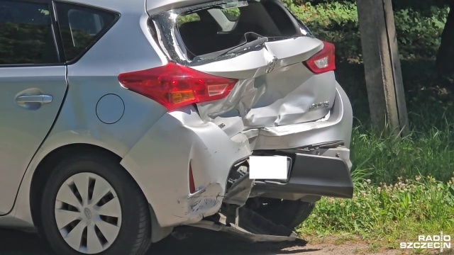 Osobówka i samochód dostawczy zderzyły się w Łobzie na ulicy Bema. Pomocy medycznej potrzebuje jedna osoba.