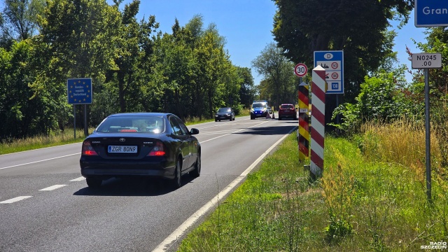 Uczestnicy tych zgromadzeń kontrolują wjeżdżające samochody w obawie przed migrantami. Jak podaje Komenda Wojewódzka Policji, zgromadzeni w większości zachowują się spokojnie, należy jednak pamiętać, że prawo zatrzymywania i kontroli pojazdów mają tylko służby.