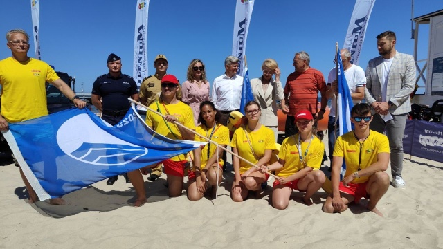 Komplet ratowników na kołobrzeskiej plaży. Obsadzili już wszystkie kąpieliska, a plaża zapełnia się turystami.