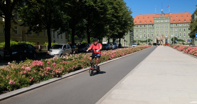 Więcej zdarzeń, rannych i więcej pracy dla policjantów. Brawurowe przejażdżki hulajnogą coraz częściej kończą się wypadkami.