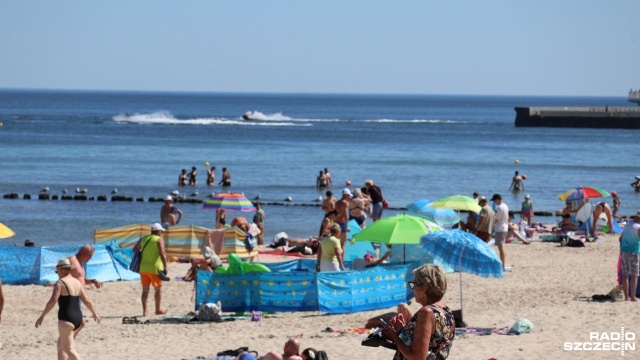 Fala upałów dotarła nad polskie morze. Ważne jednak, by słonecznych kąpieli zażywać z rozwagą.