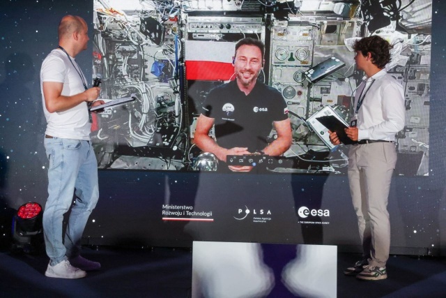 Uczniowie i studenci połączyli się z polskim astronautą Sławoszem Uznańskim-Wiśniewskim prosto z Międzynarodowej Stacji Kosmicznej.